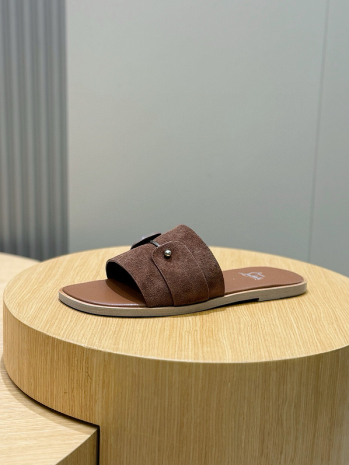CL SLIPPERS